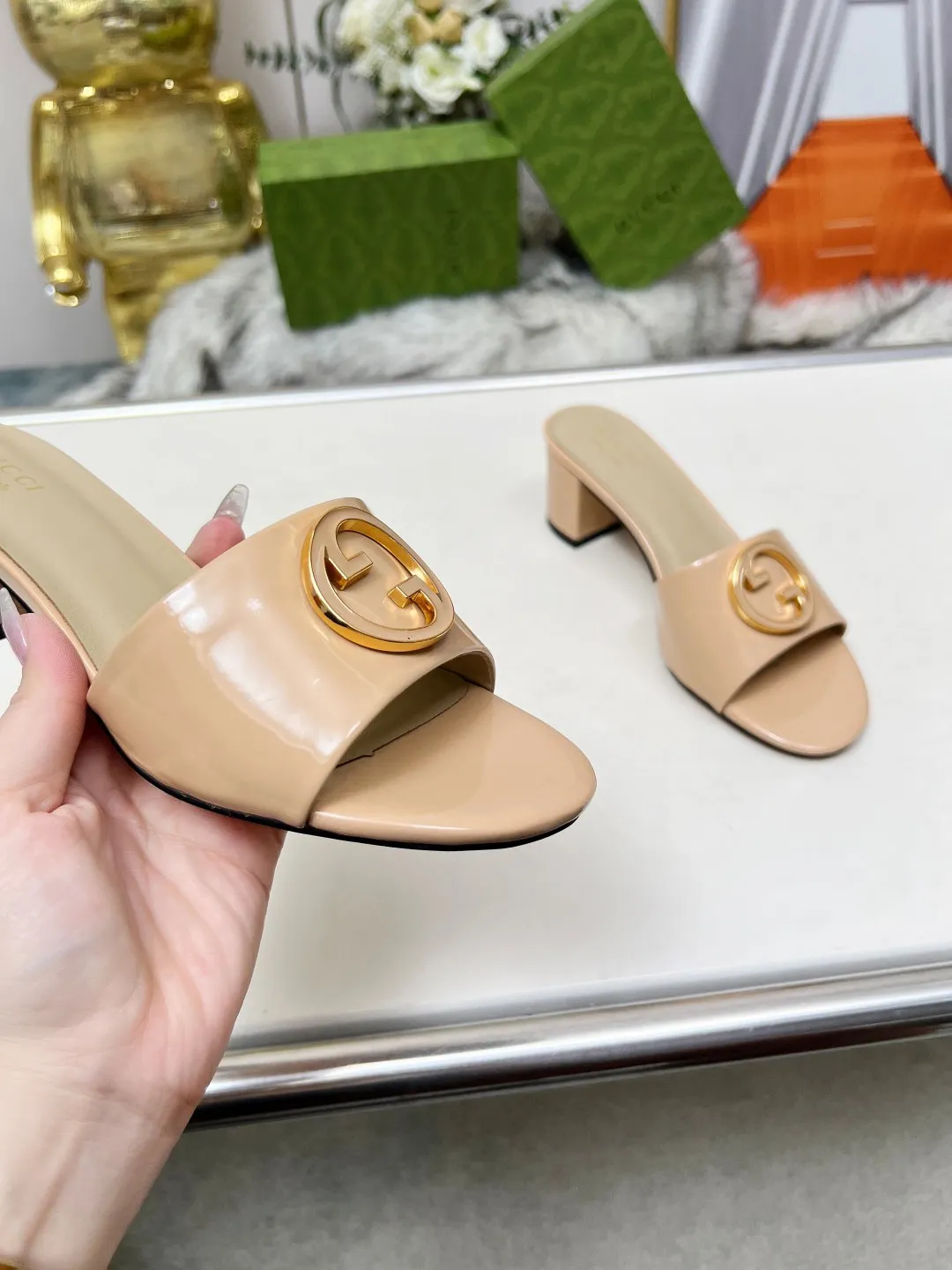 👟👟Ex-factory price 360👟👟 Genuine leather sole +40 Gucci 𝟐𝟎𝟐5 new spring and summer double G buckle round toe medium heel slippers, this G family series of slippers are so beautiful, high-end must buy~ The double G Logo is so beautiful on the feet, a classy style! The buttons have the GUCCI logo. Fabric: Cowhide Lining: Sheepskin lining Sheepskin pad Heel height: 5CM Sole: Italian genuine leather outsole Size: 35-44 [42 43 44 customized]